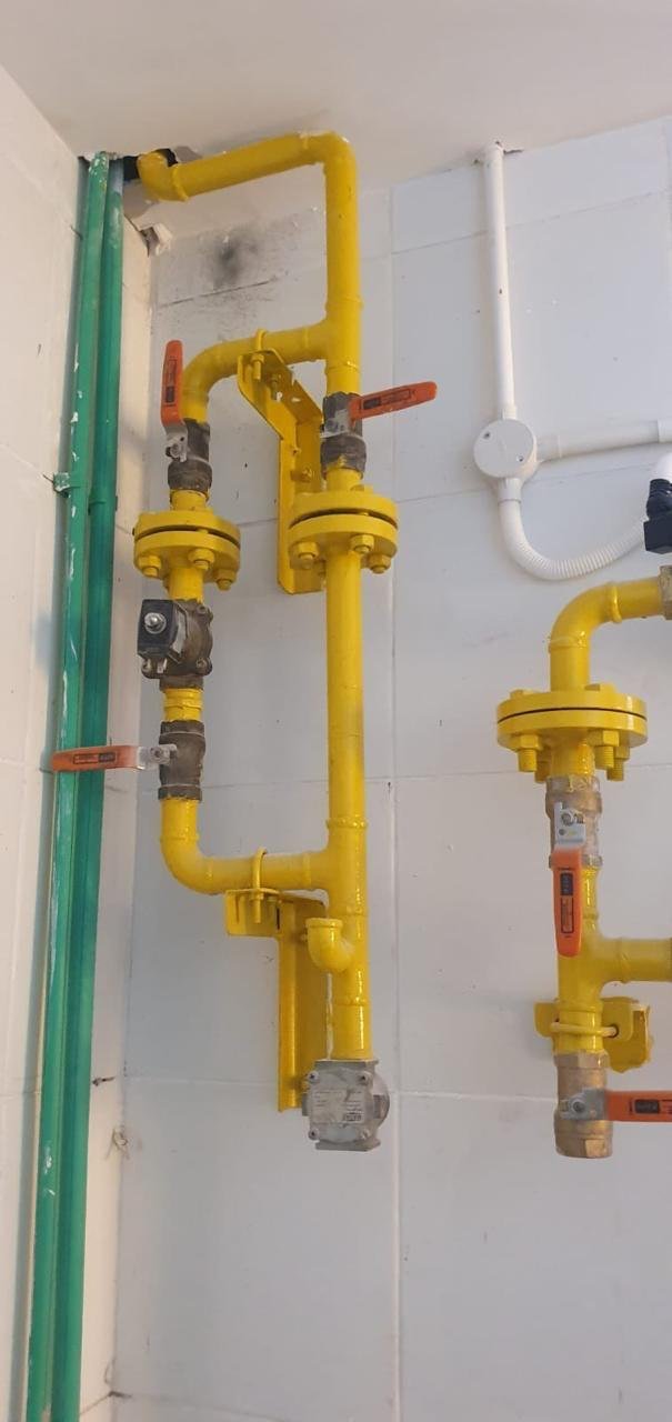 Wall-mounted gas regulator set