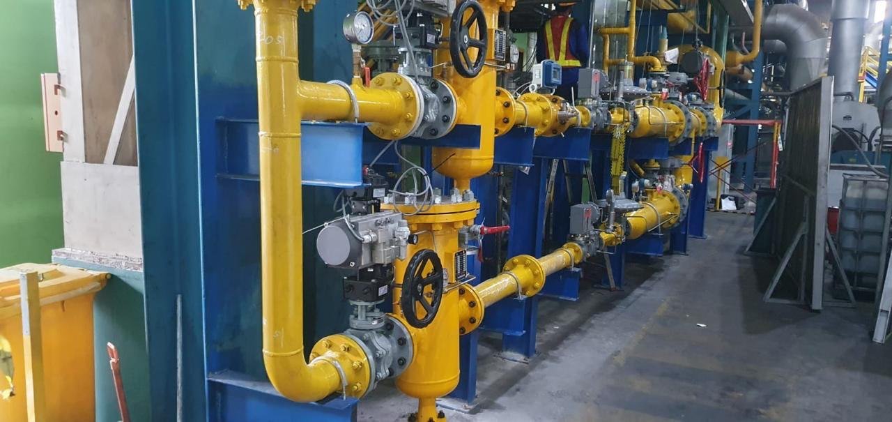 Industrial gas valve and regulator station